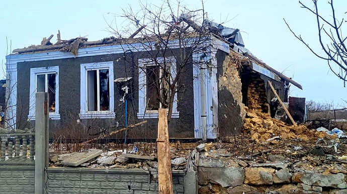 Росіяни вдарили по Херсонщині: поранені цивільна і 4 рятувальників  