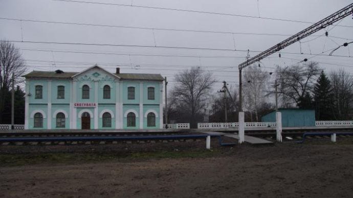 Снаряди падають за 2 км від станції – на Донеччині обмежили рух поїздів