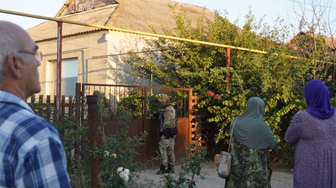У домівки кримських татар окупанти знову прийшли з обшуками