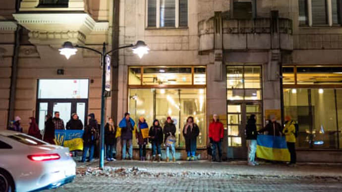Украинцы в Финляндии вышли на протест против отказа экстрадировать российского боевика