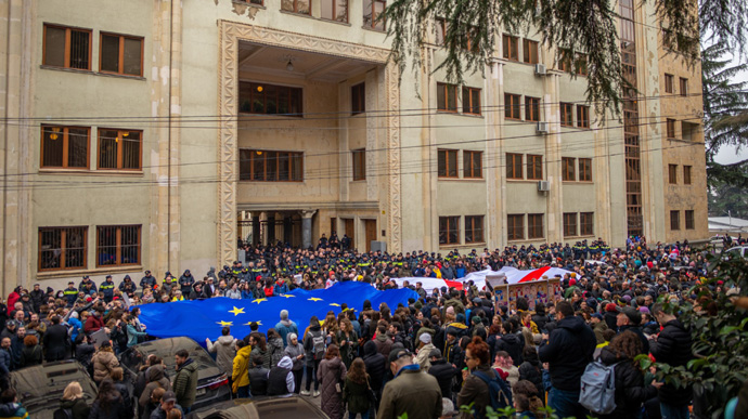 В центре Тбилиси на акции протеста звучит гимн Украины