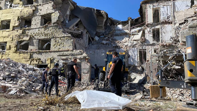 Bodies of two volunteers retrieved from rubble of hotel in Mykolaivka 