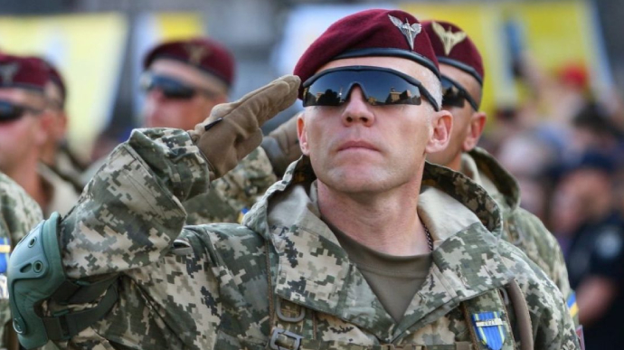 Зеленский присвоил звание генерал-майора командующему ДШВ ВСУ