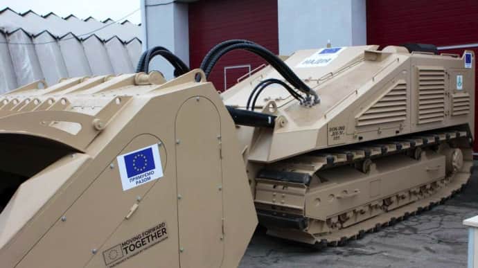 Ukraine receives remote-controlled demining system from EU – photo