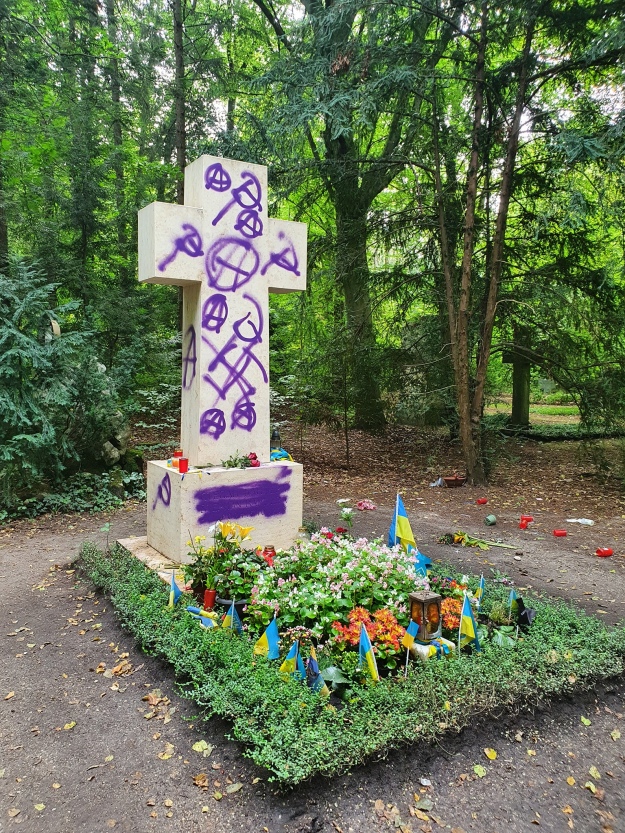 In Munich, vandals ransack Bandera's grave | Ukrainska Pravda