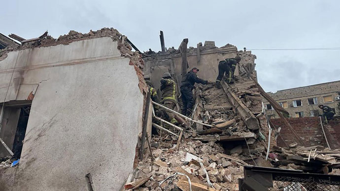 Росіяни вдарили по центру Куп’янська: є загибла, під завалами люди