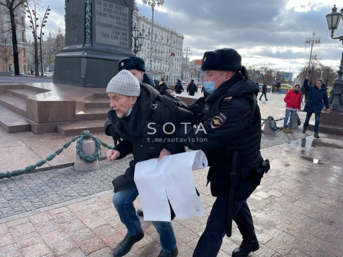 Задержание правозащитника Пономарева на Пушкинской площади в Москве