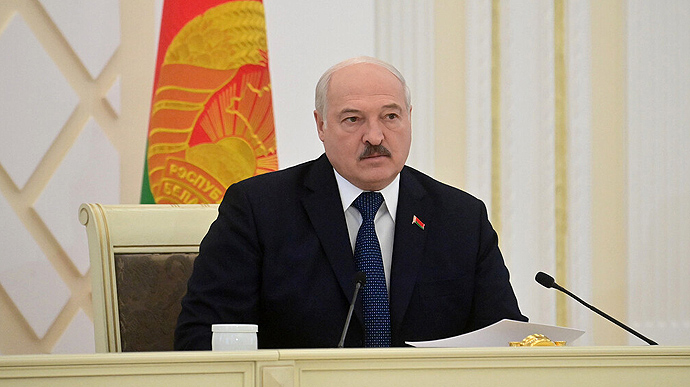 Lukashenko gathers security forces to discuss defence of Belarus