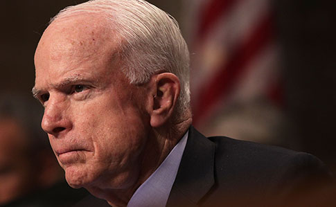 Сенатор Маккейн вирішив припинити лікування раку