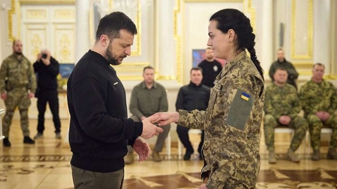 Зеленський нагородив сотні добровольців та отримав шеврон Да Вінчі від його нареченої