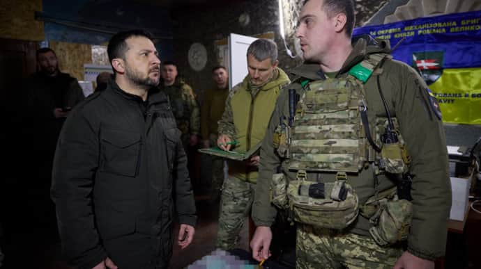 Zelenskyy visits Ukrainian forces' frontline positions on Kupiansk front