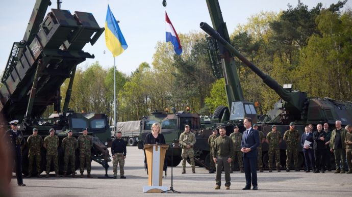 Zelenskyy in Netherlands was shown Patriot air defence systems, artillery and armoured vehicles prepared for Ukraine 