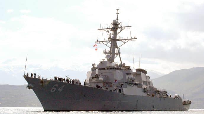 У Червоному морі обстріляли американський есмінець і кілька торгових суден – ЗМІ