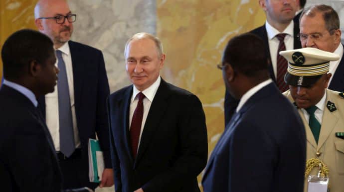 Putin takes African leaders on boat trip, they plan to continue dialogue