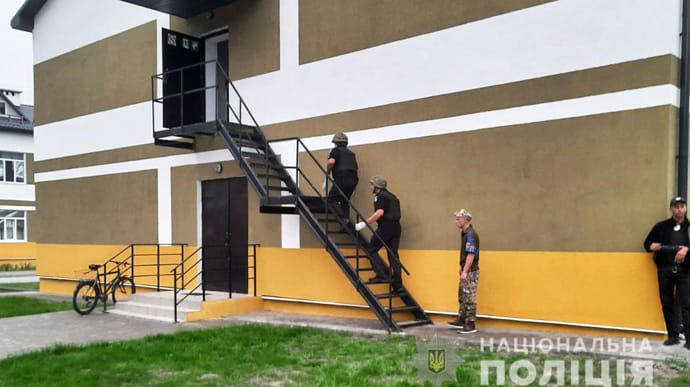 Взрыв гранаты в военном общежитии Десны расследуют как убийство 