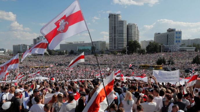 МВС Білорусі хоче зарахувати біло-червоно-білий прапор до нацистської символіки