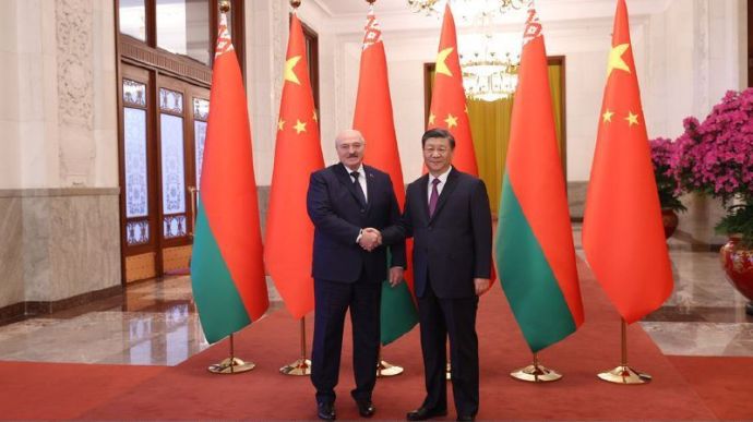Лукашенко заявил лидеру Китая, что полностью поддерживает его мирный план