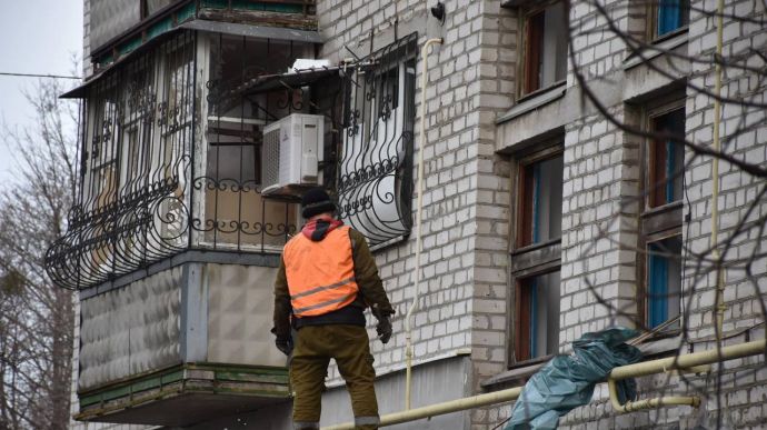 Russians attack Kramatorsk using S-300, hit educational facilities and apartment blocks