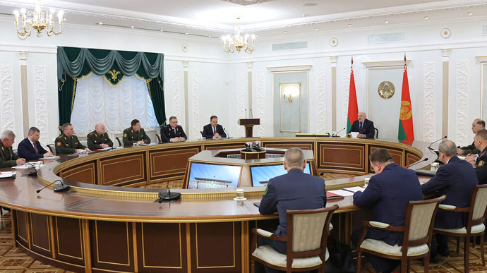 Lukashenko convenes meeting with security forces as he imagines aggravation of situation on border