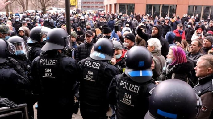 В нескольких городах Германии собрались акции коронаскептиков