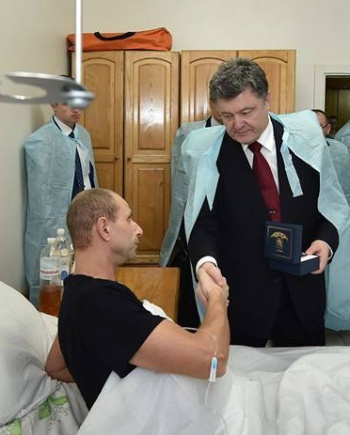 Президент Порошенко вручає майору Великохатньому орден Хмельницького ІІІ ступеня. Березень 2015 року, Вінниця