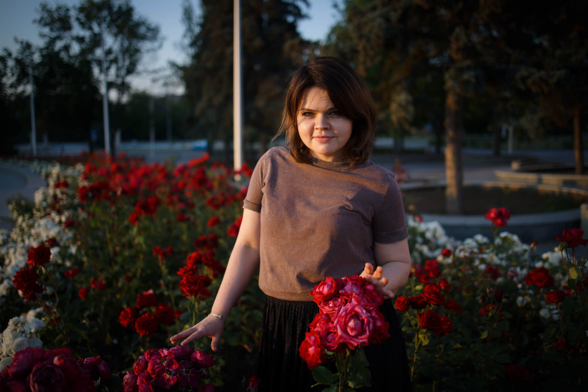 Женя на заході сонця позує у трояндах у самому центрі Краматорська – біля Палацу культури й техніки