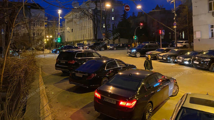 На Банковой десятки VIP-авто: Зеленский проводит встречу с бизнесом