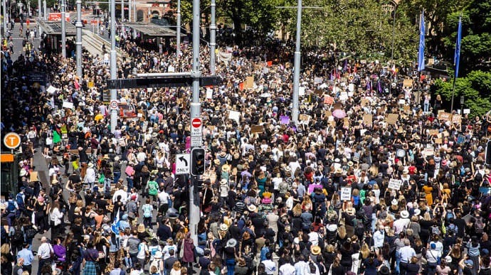 В Австралии десятки тысяч людей протестовали против сексуального насилия