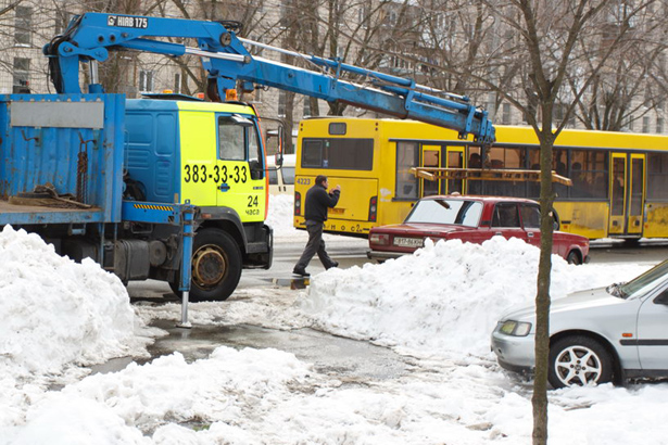 Киев, эвакуатор стаскивает машины