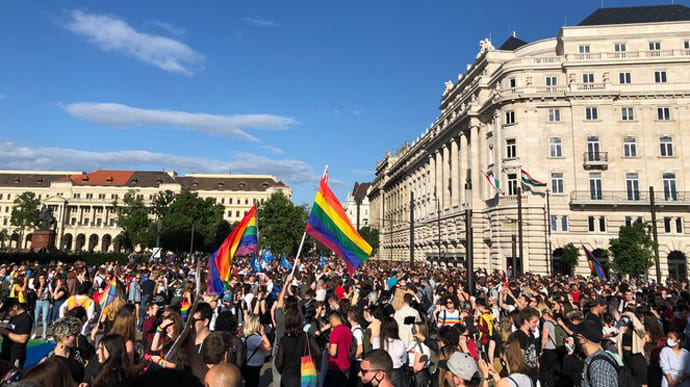 Парламент Венгрии одобрил закон о ЛГБТ, вызвавший протесты