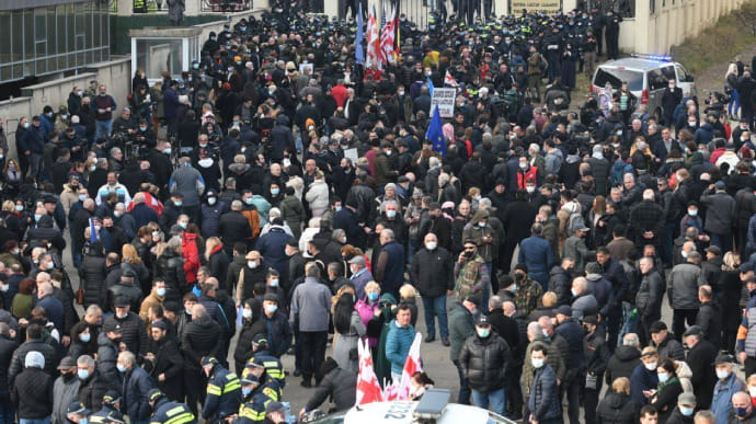 Поліція Грузії застосувала перцевий спрей на акції біля суду, куди доставили Саакашвілі