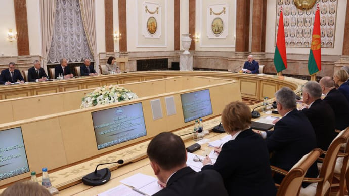 Лукашенко заявил, что оппозиция готовится вывести белорусов на улицы и обозвал этот план посмещищем