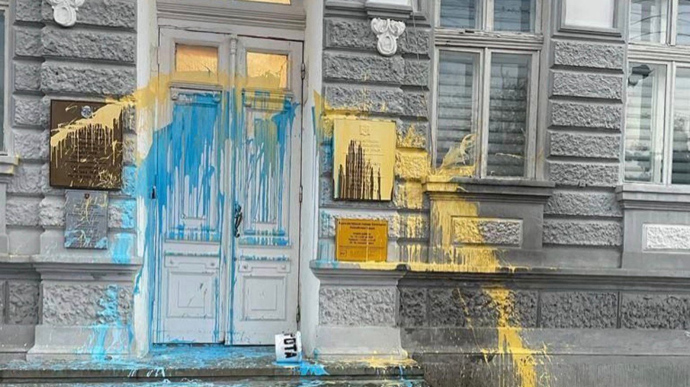 У Криму будівлю окупаційної влади облили жовтою і блакитною фарбою – Чубаров 