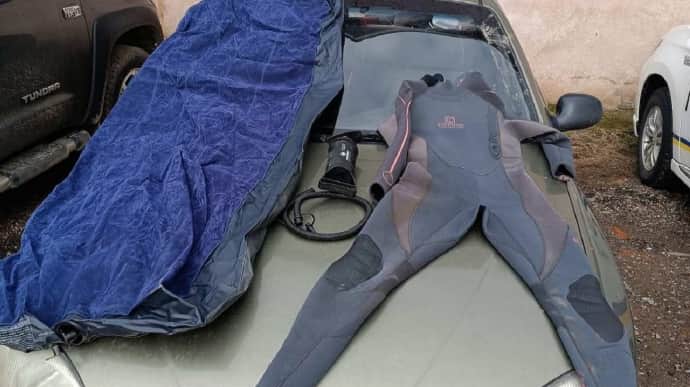 Гідрокостюм та надувний матрац: прикордонники затримали двох чоловіків, які переправляли киянина