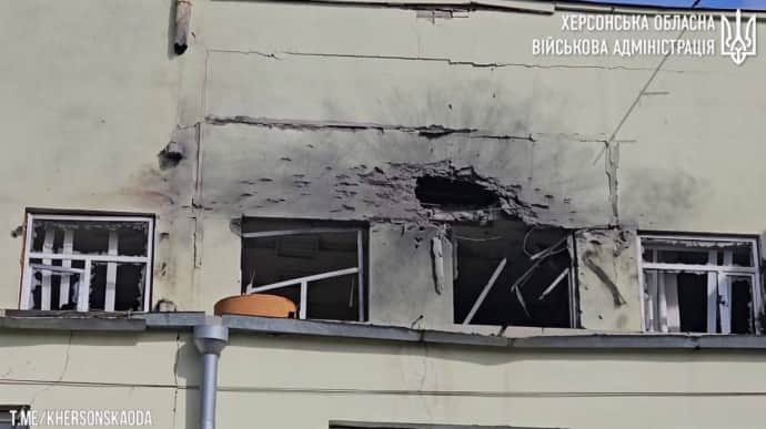 Russians strike office building in Kherson centre, authorities post video of aftermath