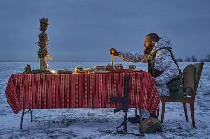 Christmas dinner in a field and a tank decorated with fairy lights: photos of Christmas on the front line
