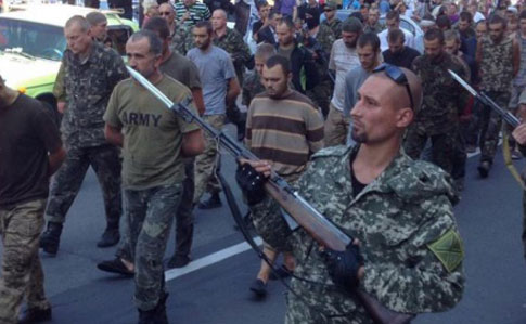 ОГП взявся за бойовиків, які вели полонених коридором ганьби у Донецьку 