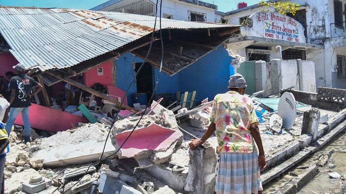 Жертвами землетрясения на Гаити стали почти 1 300 человек