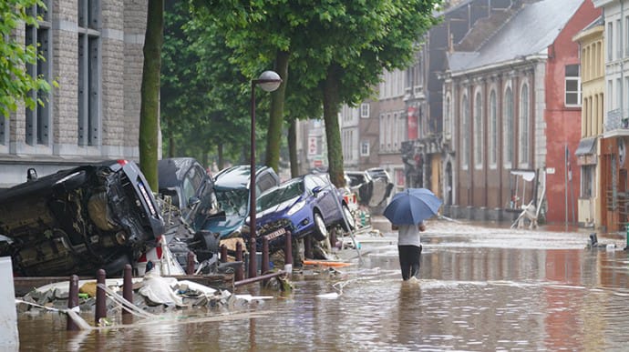 Бельгія: у затопленому місті у прямому ефірі обвалився будинок під час інтерв’ю мера 