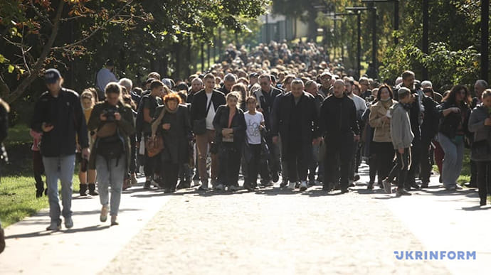 Сотни людей прошли в Киеве маршем в память о жертвах Бабьего Яра