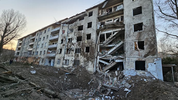 Russian strike apartment building in Kherson, authorities show aftermath of explosion – photo, video