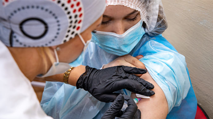 Понад півмільйона жителів Києва отримали дві дози COVID-вакцини 
