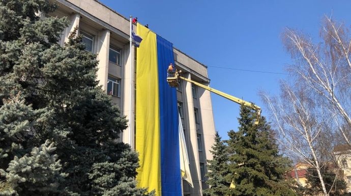 The flag of Ukraine was raised on the building of the City Council in Kherson