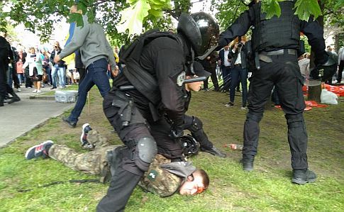 Луценко: 8 титушек задержали за нападение на участников АТО в Днипре