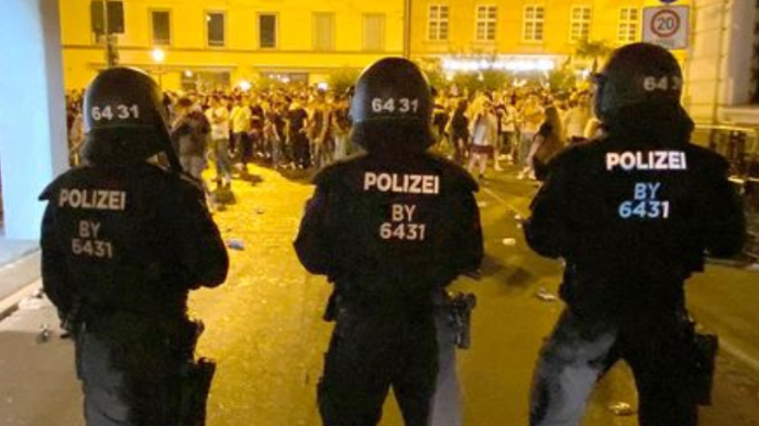 В двух городах Германии полиция разогнала массовые вечеринки с участием тысяч людей