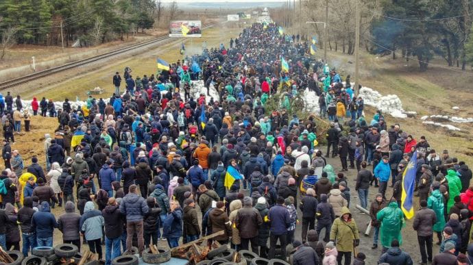 Energodar residents form their city’s wall of defence