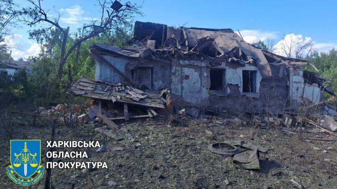 Russian army launches airstrike on Velykyi Burluk in Kharkiv Oblast, injuring man – photo