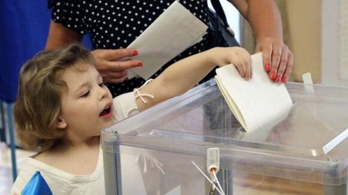 Третина українців голосуватиме за ту ж партію, що й на виборах в Раду - опитування