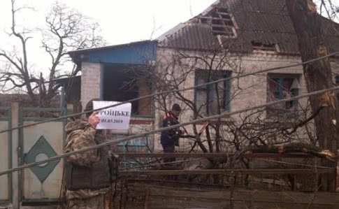 Российские наемники на Донбассе обстреляли окрестности Троицкого