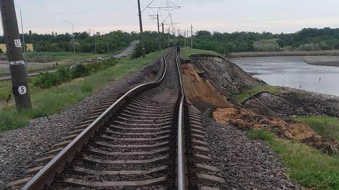 Из-за подрыва Каховской ГЭС возле Никополя просела железная дорога: отменены поезда